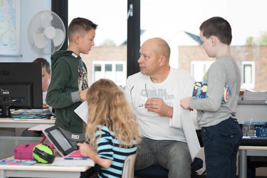 docent met leerlingen